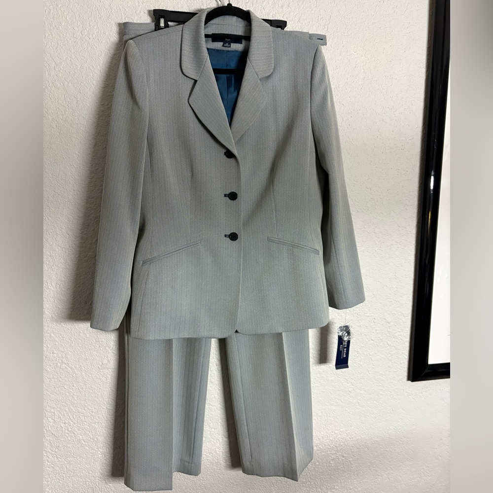 Jones Wear 2 piece pant suit